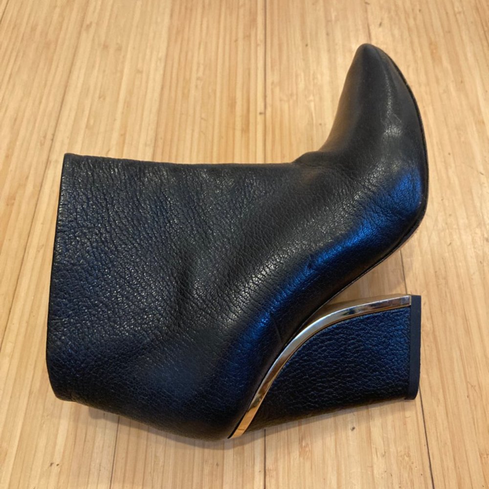 Black Leather Zip Up Ankle Style With Gold Trim "Beckie Bootie" ~ Chloe sz 38 - Picture 6 of 12